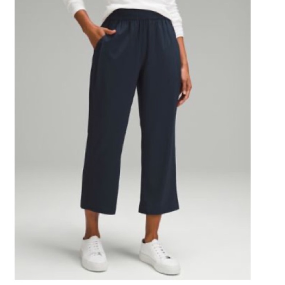 🔥🔥Lululemon Athletica navy black lighweight wideleg highrise culottes 8